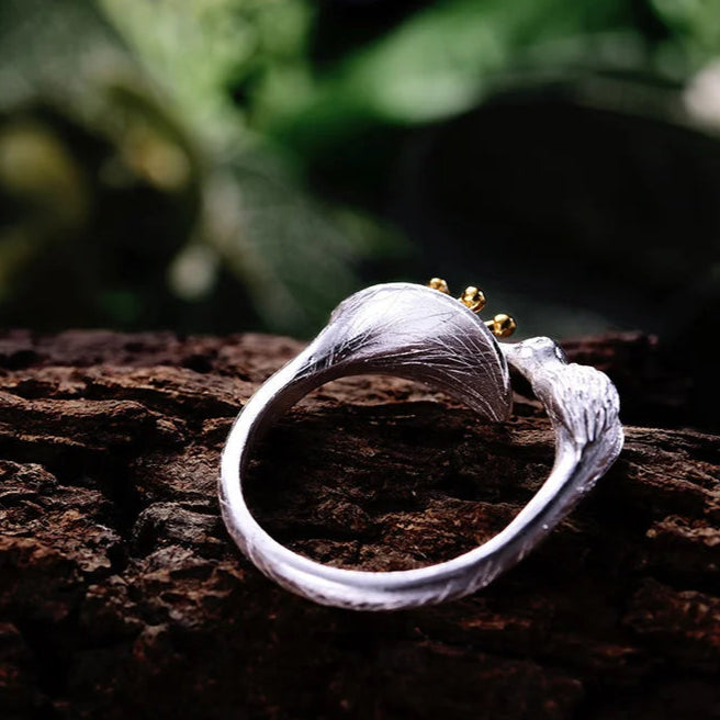 Anillo Ajustable Ave sobre Flor