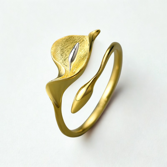 Anillo Ajustable Flor de Cala, Baño de Oro 18k