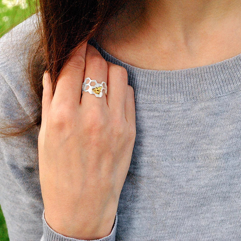 Anillo Ajustable Panal y Baño de Oro 18k