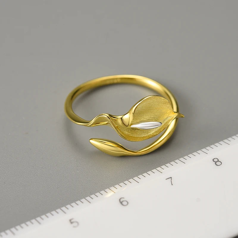 Anillo Ajustable Flor de Cala, Baño de Oro 18k