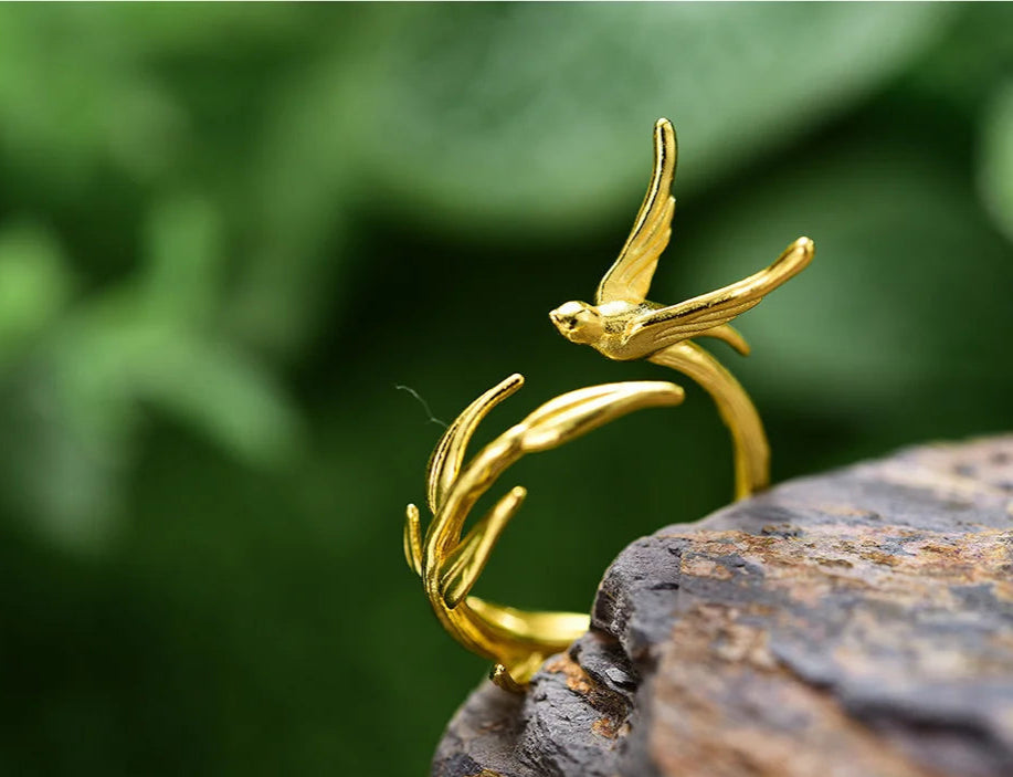 Anillo Ajustable Golondrina y Sauce Baño de Oro de 18K