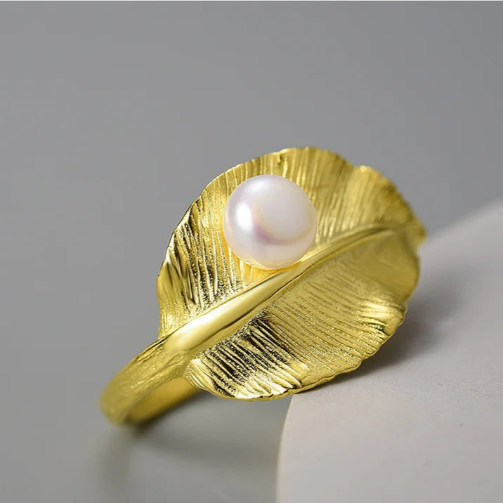 Anillo Ajustable Hoja Perla Natural Baño de Oro 18k