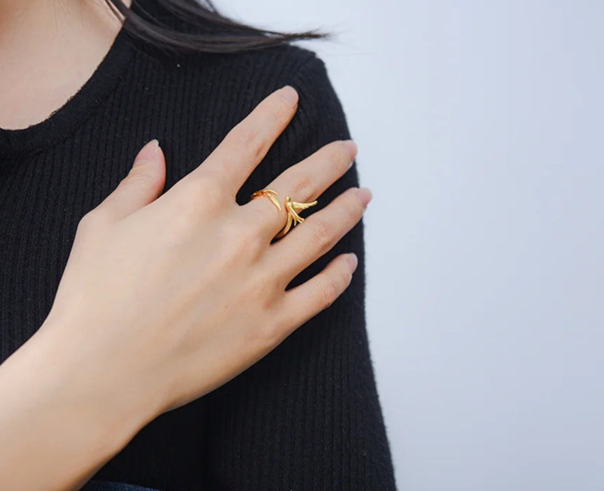 Anillo Ajustable Golondrina y Sauce Baño de Oro de 18K