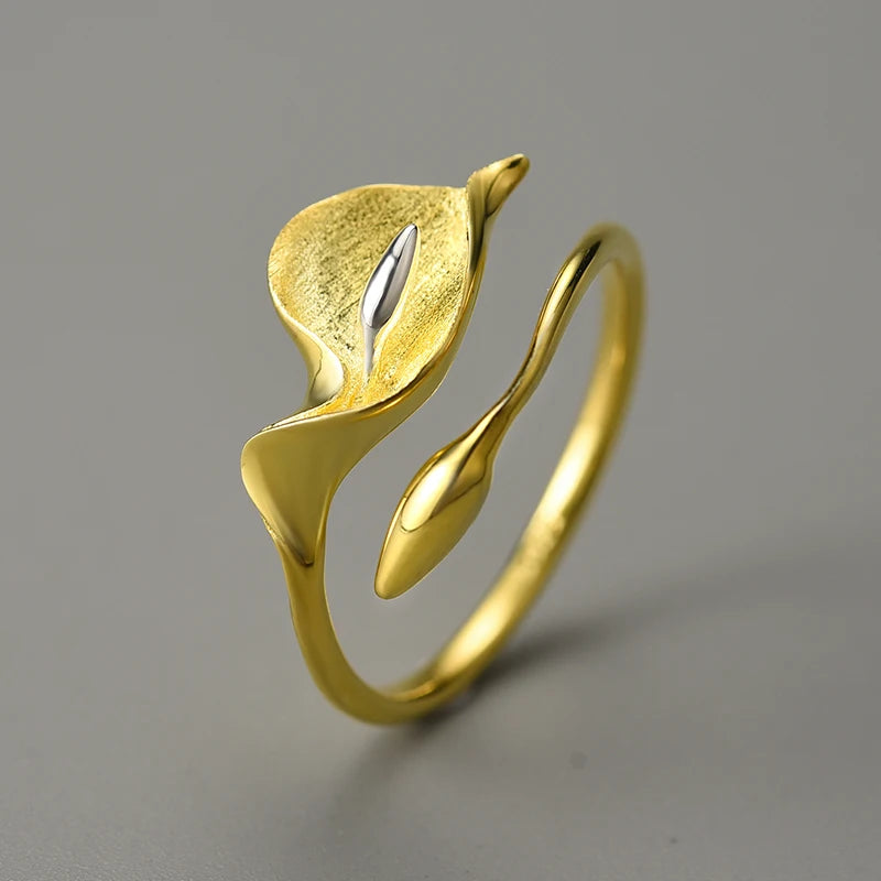 Anillo Ajustable Flor de Cala, Baño de Oro 18k