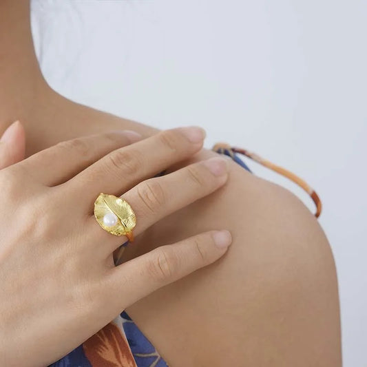 Anillo Ajustable Hoja Perla Natural Baño de Oro 18k