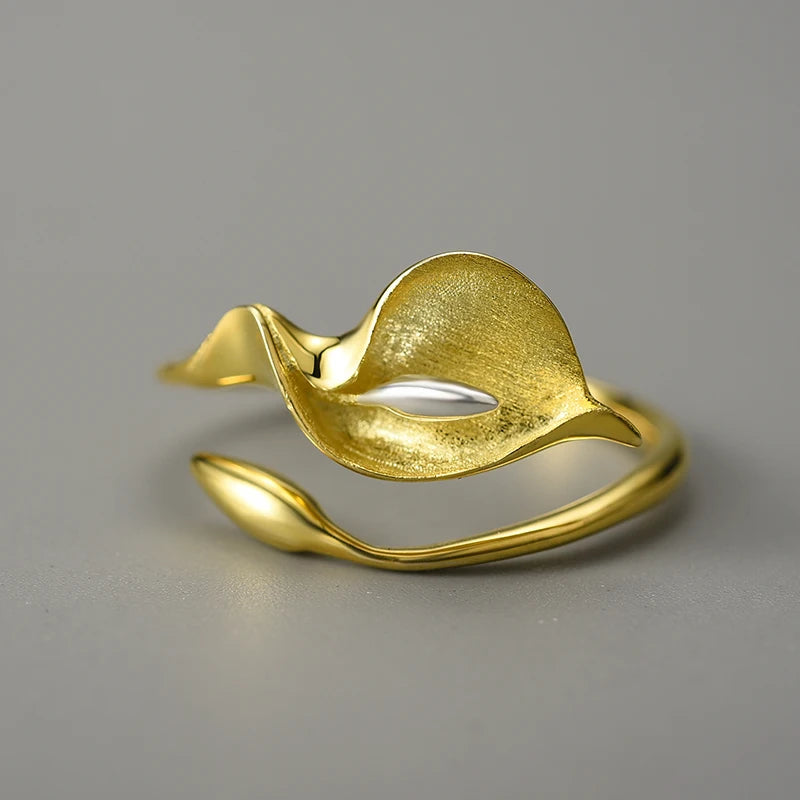 Anillo Ajustable Flor de Cala, Baño de Oro 18k