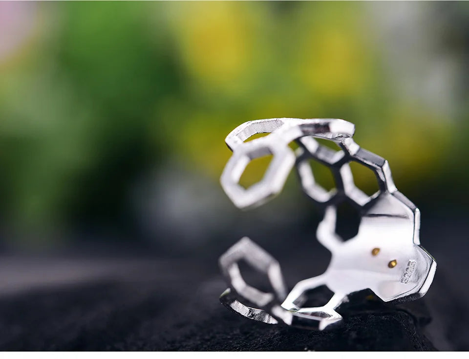 Anillo Ajustable Panal y Baño de Oro 18k